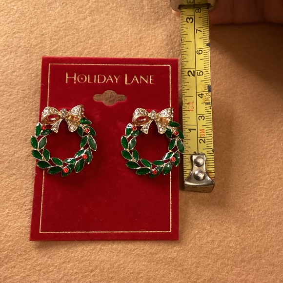 NWT Holiday Lane Christmas Wreath Stud Earrings Metallic Green and Gold Tone - Picture 2 of 5